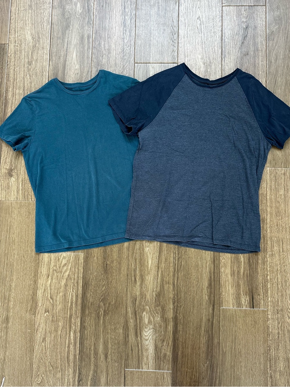 LOT - Men’s Classic Cotton Tees in Large from True Classic, Old Navy, Goodfellow - Picture 4 of 6